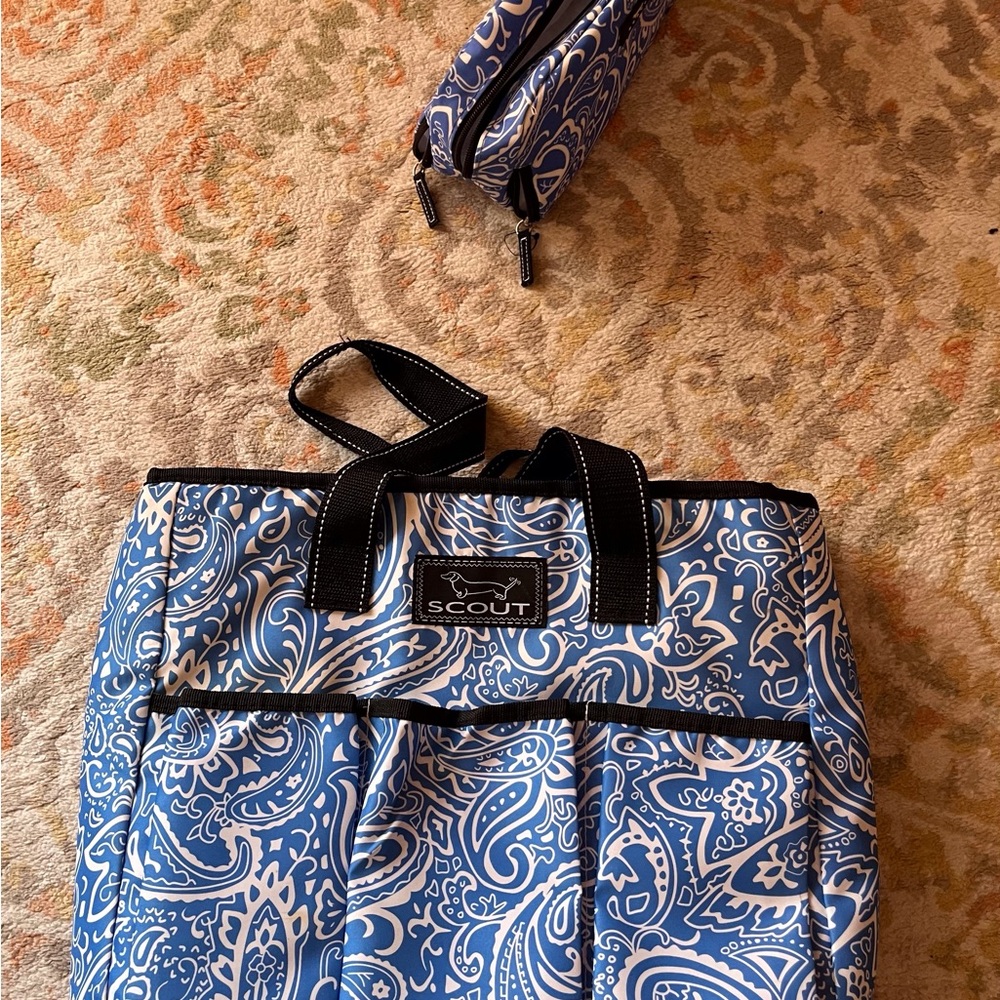 Scout set of lined M tote and 3zip toiletry bag. Blue paisley. 2 matching pieces